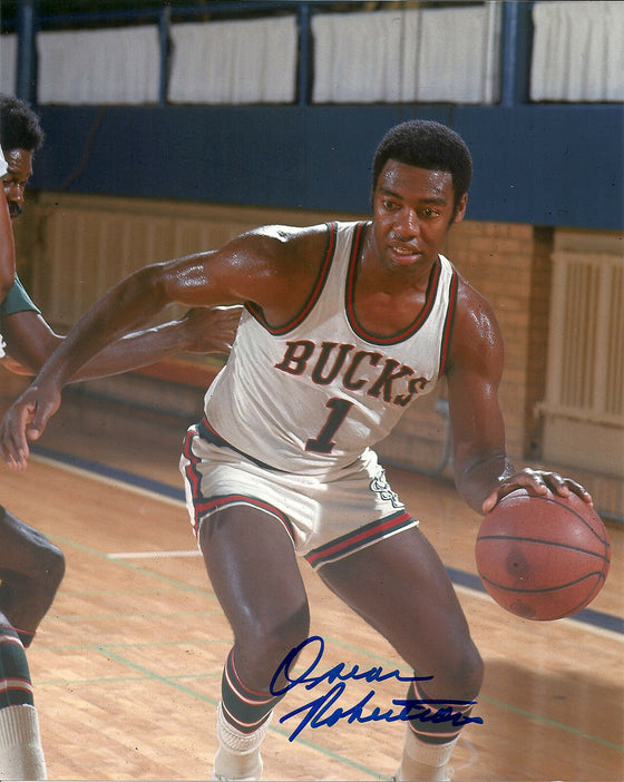 Milw Bucks OSCAR ROBERTSON Signed 8x10 Photo #3 AUTO - Hall of Fame