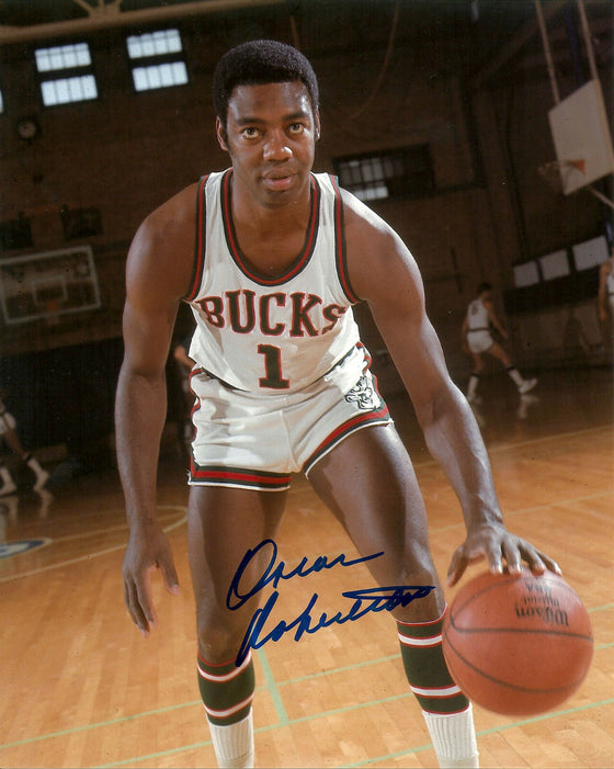 Milw Bucks OSCAR ROBERTSON Signed 8x10 Photo #4 AUTO - Hall of Fame