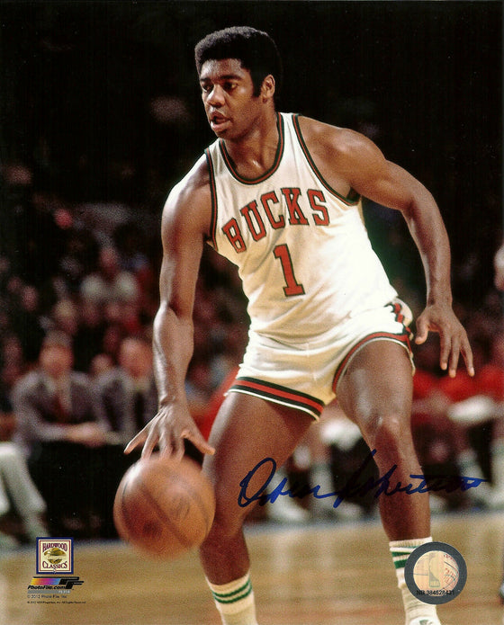 Milw Bucks OSCAR ROBERTSON Signed 8x10 Photo #1 AUTO - Hall of Fame